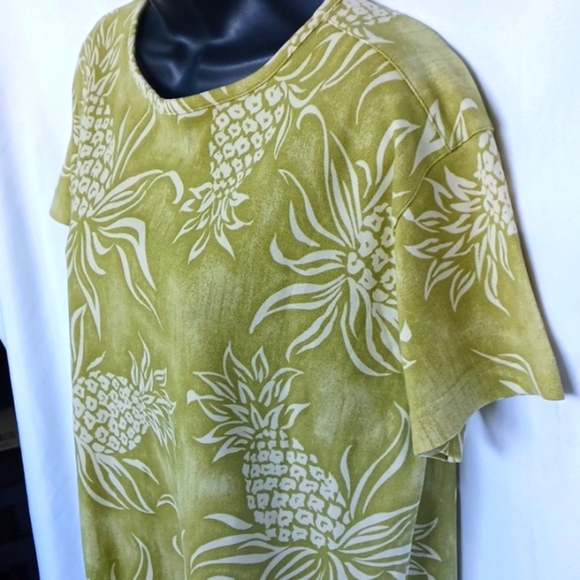 Tommy Bahama, tropical pineapple, silk blend short sleeve top size medium - Picture 3 of 6